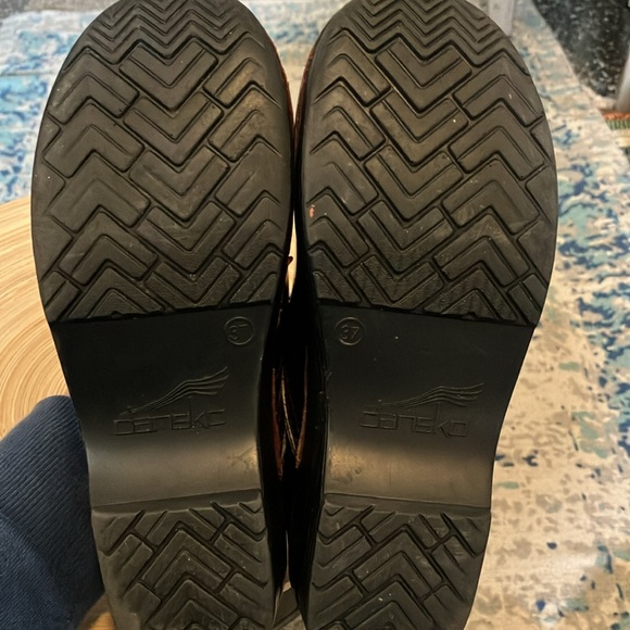 Women’s maroon dansko clogs size 37. - Picture 2 of 3